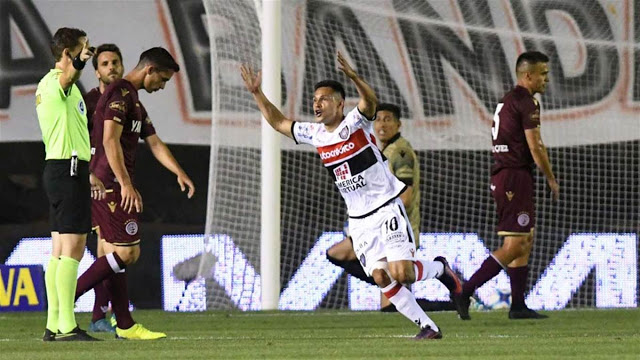 Chacarita goleó a Lanús en el último partido del año