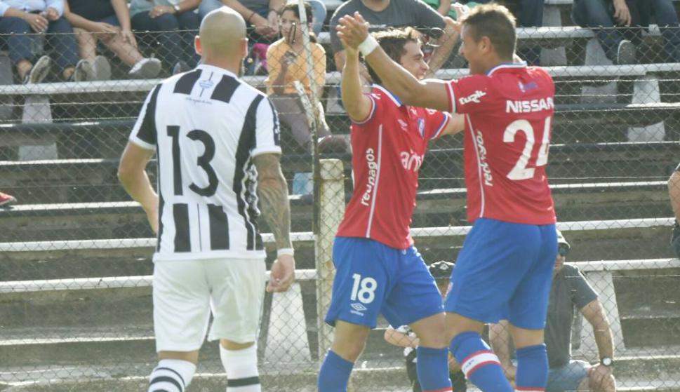 Nacional aprovechó que Peñarol dejó unidades y se quedó con la punta