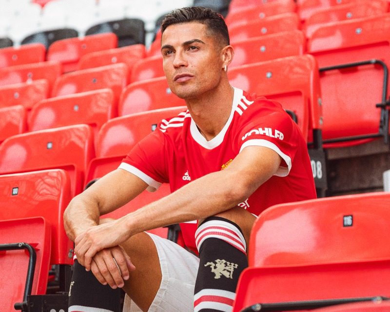 Manchester United: El espectacular buzo de Cristiano para entrar en calor