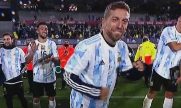 Argentina: El baile del Papu Gómez a pedido de la tribuna