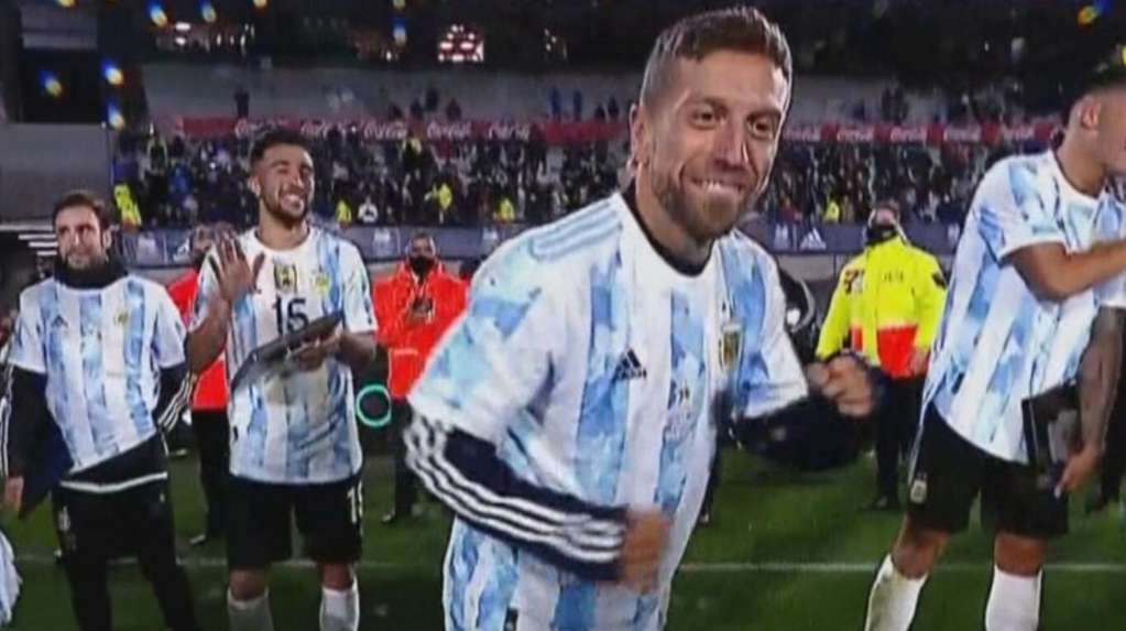 Argentina: El baile del Papu Gómez a pedido de la tribuna