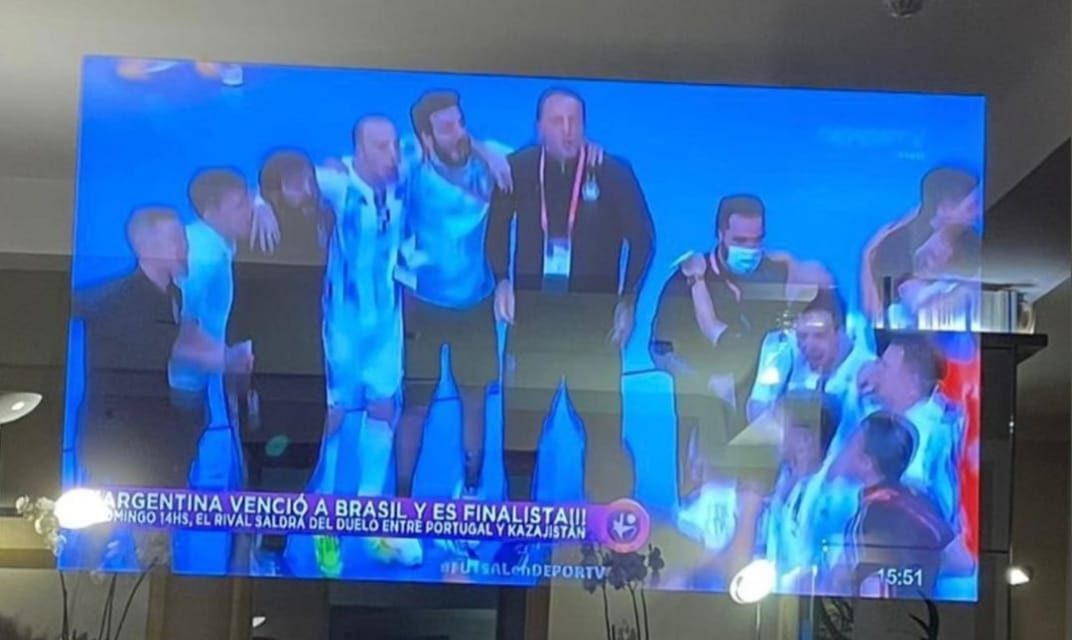 ¿Cuánto vale el televisor en el que Messi miro la victoria de Argentina sobre Brasil en el Mundial de Futsal?