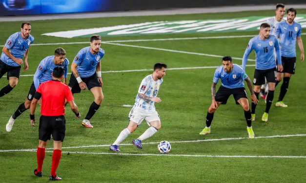 Argentina: La increíble imagen de Messi rodeado por siete jugadores de Uruguay
