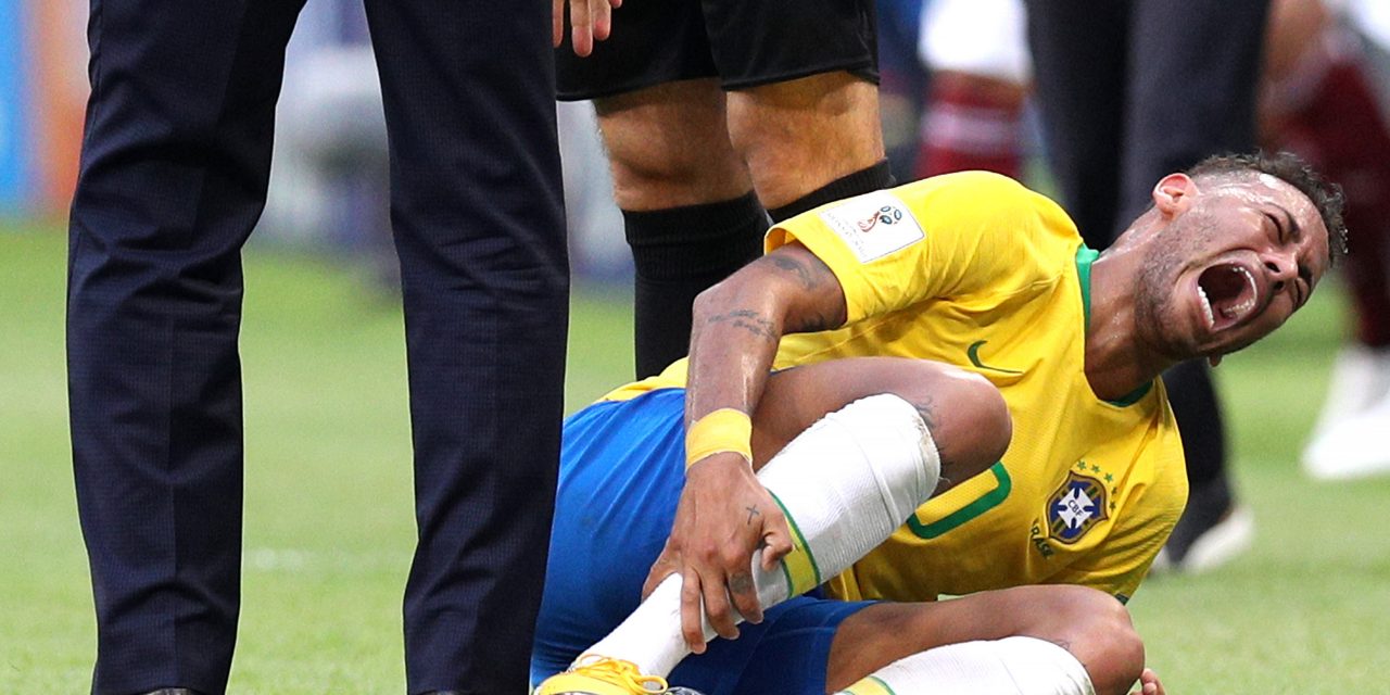 Neymar se revuelca en el piso y asusta a todo Brasil