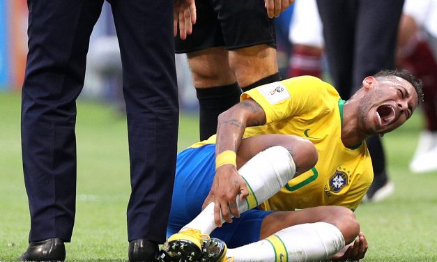 Neymar se revuelca en el piso y asusta a todo Brasil