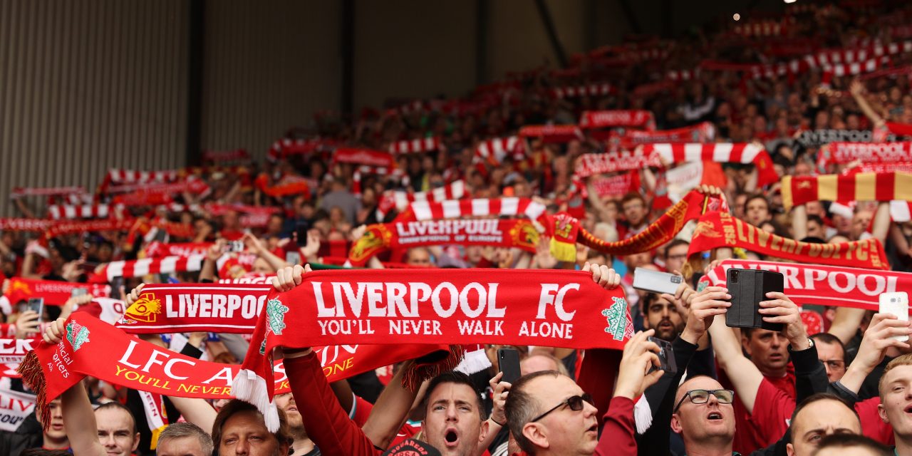 Premier League: La fiesta de los hinchas del Liverpool en Old Trafford celebrando la goleada ante el Manchester United