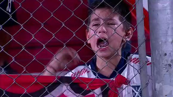 Argentina: El niño que se emocionó alentando a Independiente fue invitado por el plantel a Villa Domínico