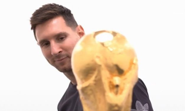 ¡Sueña toda la Argentina! La reacción de Messi al quedar a solas con la Copa del Mundo