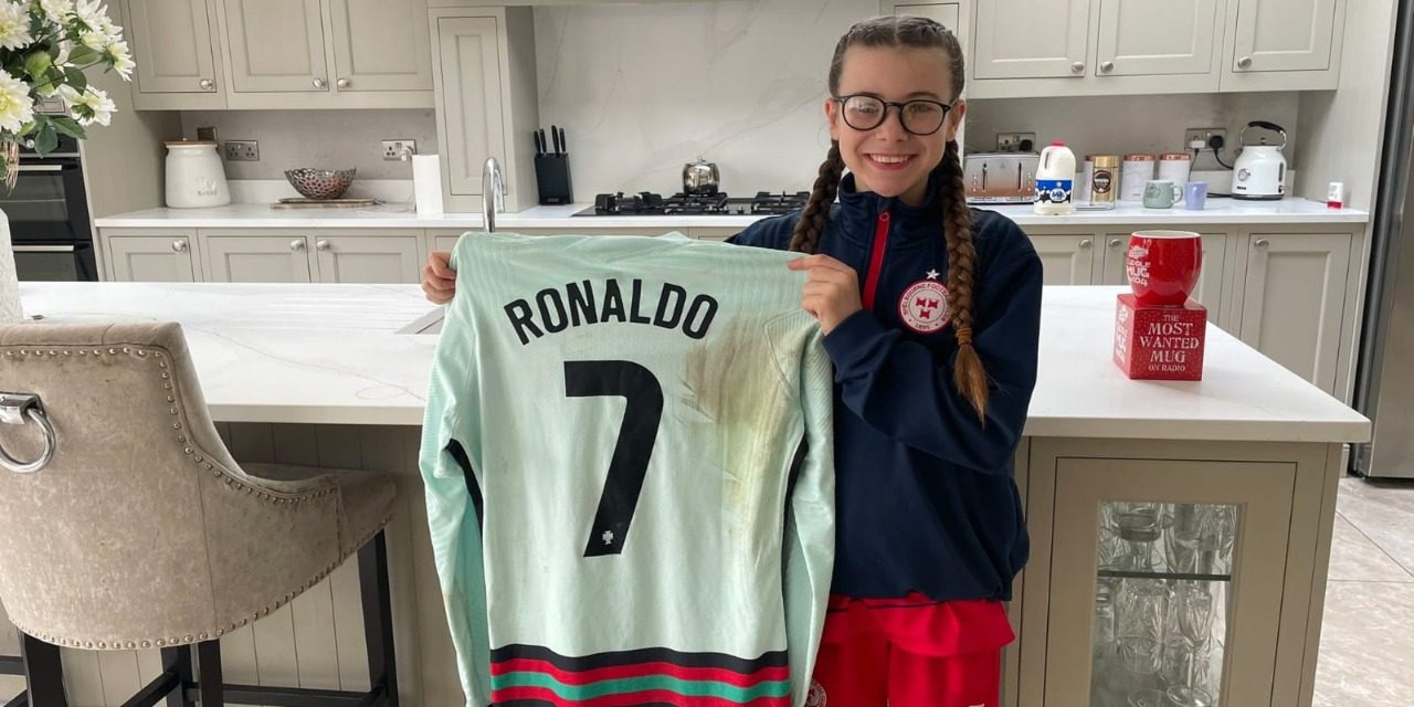 Portugal – Irlanda: La emoción de la niña que entró al campo y recibió el obsequio de Cristiano