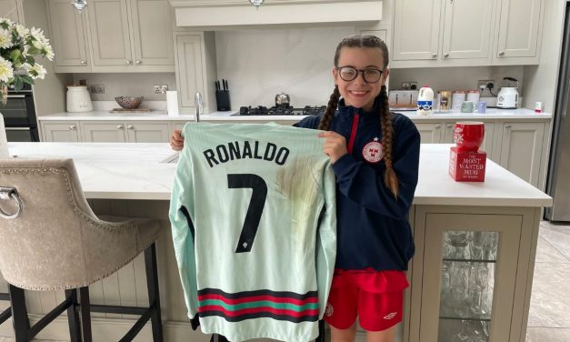 Portugal – Irlanda: La emoción de la niña que entró al campo y recibió el obsequio de Cristiano