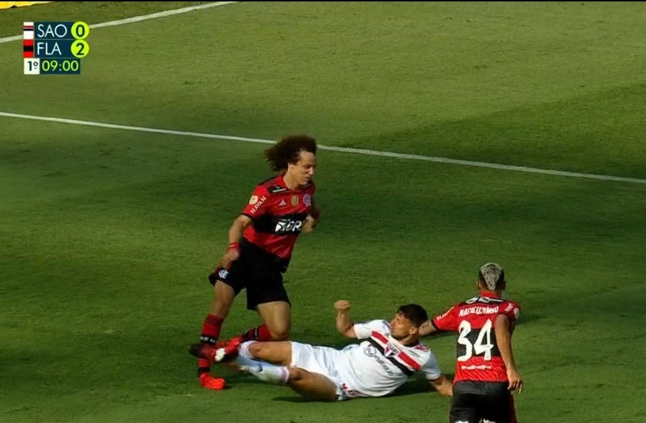 Tremenda patada: El ex Boca Calleri casi quiebra a David Luiz y se fue expulsado en Flamengo – Sao Paulo