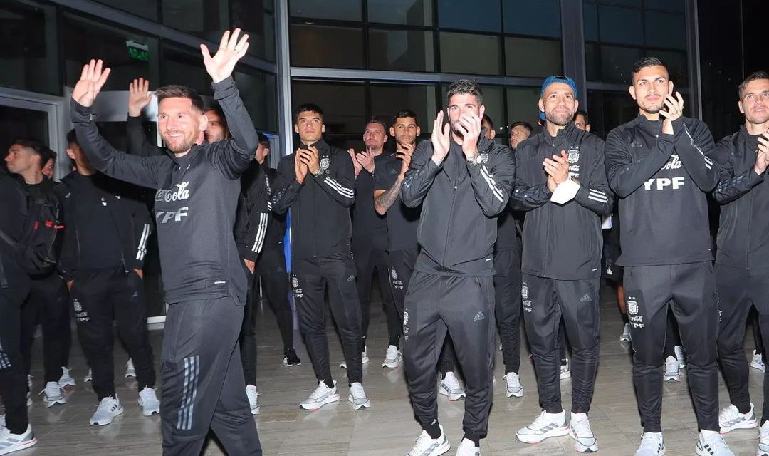 Los jugadores de la selección Argentina salieron del hotel para saludar a la multitud antes de enfrentar a Brasil