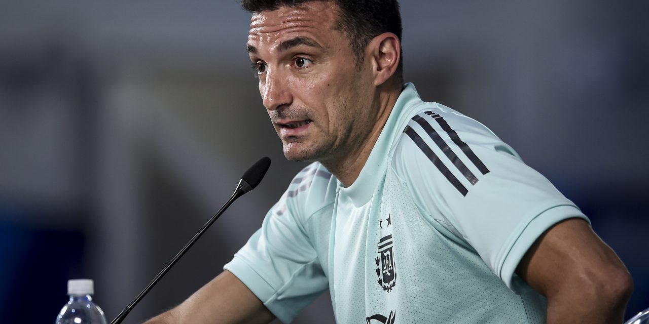 Nació en España, juega en el Manchester United y Scaloni lo llamó para Argentina