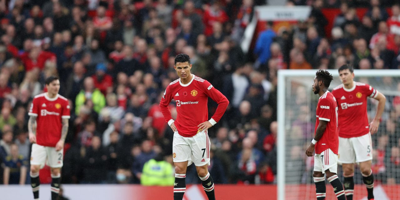 Premier League: El Manchester United se va abucheado de Old Trafford tras perder el clásico con el Manchester City