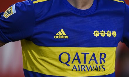 Escándalo con un jugador de Boca: Apareció en un boliche durante la concentración de su selección
