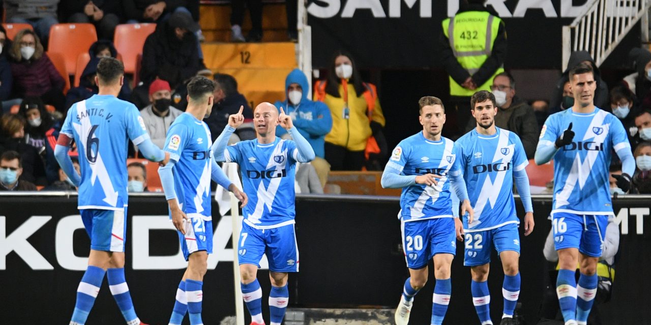 Caos total en España: el Rayo Vallecano tiene 17 casos positivos de Covid y evalúa suspender el partido frente al Atlético de Madrid