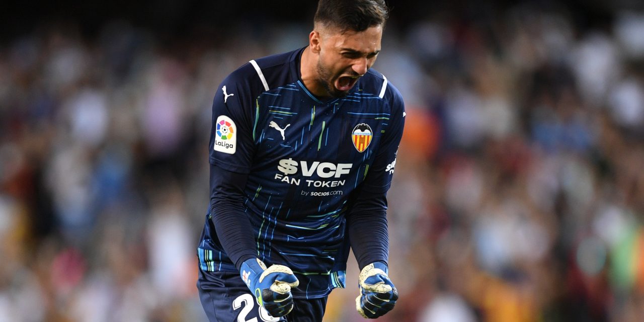 Valencia se apura en renovar a Giorgi Mamardashvili porque la Premier League esta al asecho