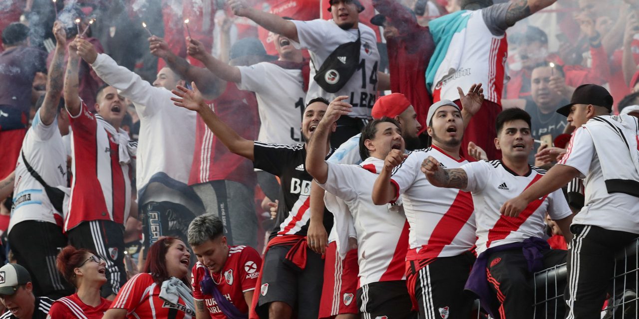 La barra brava de River entró con violencia y hasta paró el partido ante Racing: hubo varios detenidos