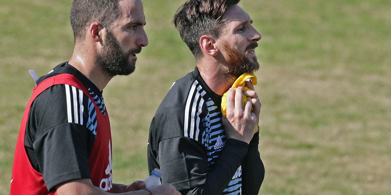 Es uno de los mejores jugadores de Argentina, lo buscaron Boca y River «Tuve la suerte y el privilegio de compartir algunas giras con Messi»