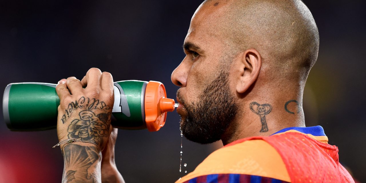 Se salvo del descenso en España y ahora quiere a Dani Alves tras su salida del Barcelona