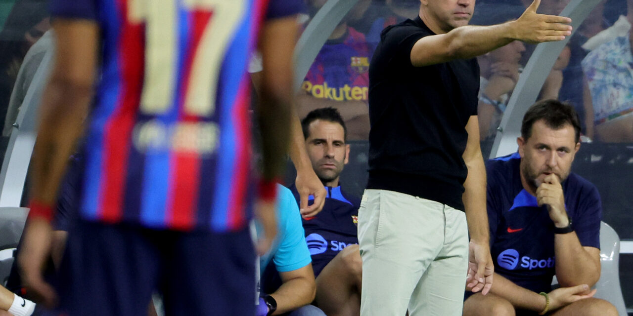 Xavi quiere descartarlos: «Es imposible que jueguen en Barcelona»