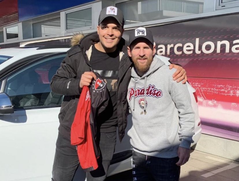 Nació en Argentina, es fanático de Messi y de forma increíble logró coleccionar 65 camisetas del crack del PSG