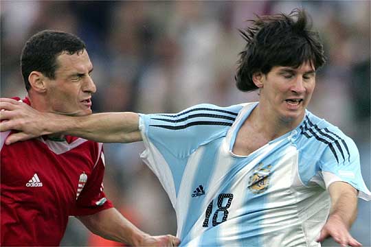 A 17 años del debut de Messi en la selección Argentina: Fue ante Hungría y ¡Lo echaron!