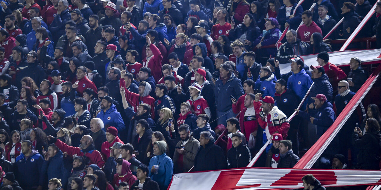 Curioso hecho en Argentina: un hincha de Argentinos Juniors le pidió un cambio a Gabriel minuto y el DT le hizo caso