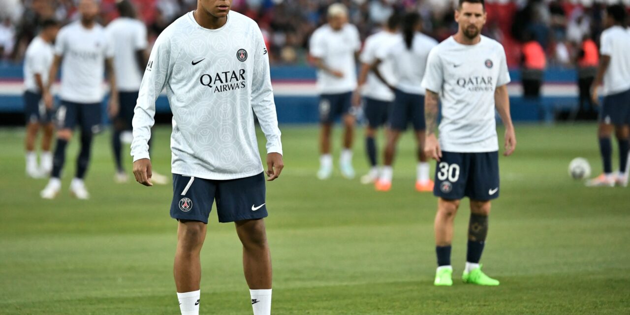¿Hay problemas en el PSG? Todo el mundo habla del empujón de Mbappé a Messi