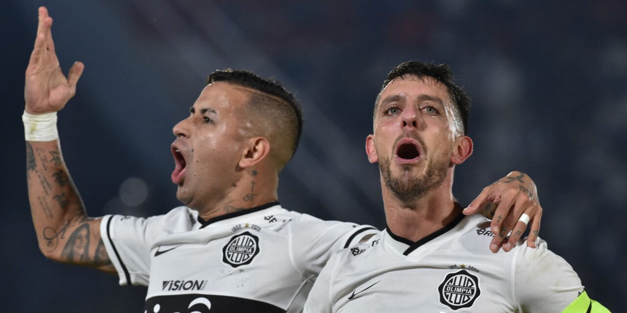 Espectacular: Un niño de Paraguay se hizo viral festejando un gol y un jugador de Olimpia lo imitó