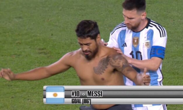 Un fan de Argentina entró al césped y Messi le firmó la espalda