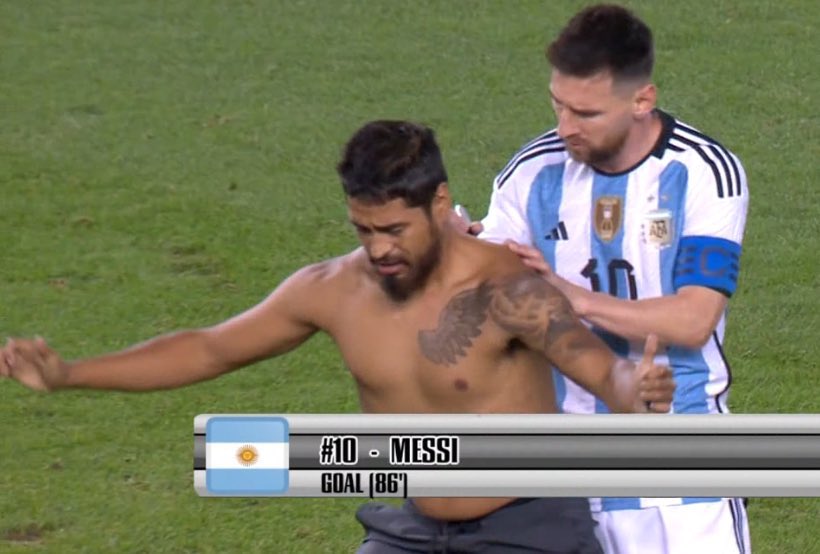 Un fan de Argentina entró al césped y Messi le firmó la espalda