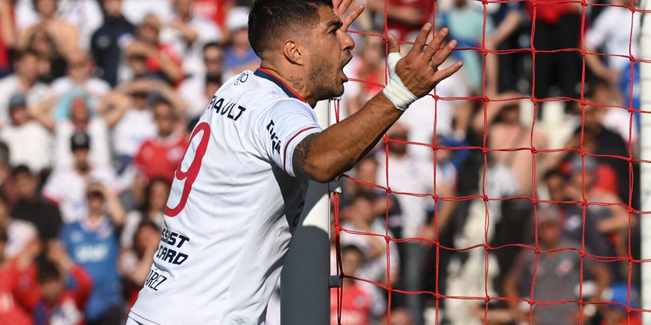 Da la vuelta al mundo: El notable gesto de Luis Suárez en el clásico entre Nacional y Peñarol