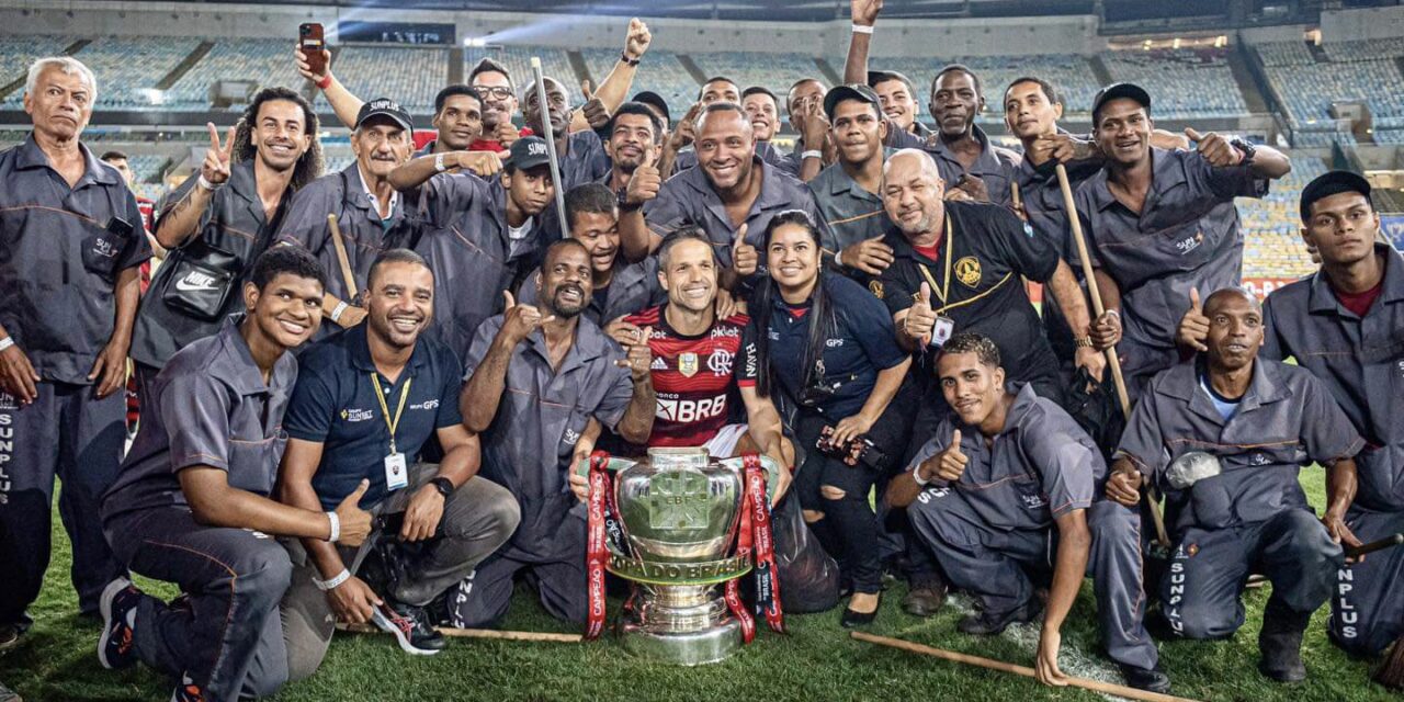 Se consagró con Flamengo, agarró la Copa y fue con los empleados de limpieza para tomarse una foto