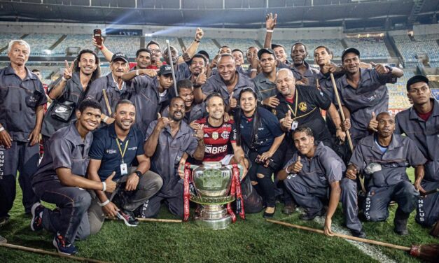 Se consagró con Flamengo, agarró la Copa y fue con los empleados de limpieza para tomarse una foto
