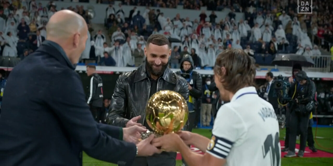 El espectacular reconocimiento del Bernabéu a Benzema por el Balón de Oro