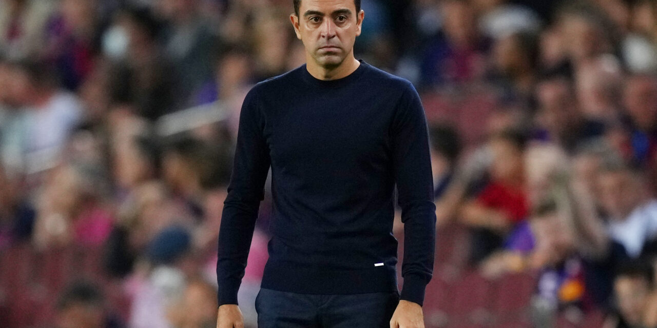 Todo el Camp Nou silbó a Pique y Xavi salió en su defensa