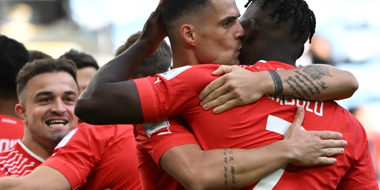 No lo celebró: Embolo le hizo un gol a su propia nación para la victoria de Suiza ante Camerún