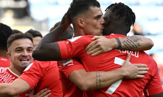 No lo celebró: Embolo le hizo un gol a su propia nación para la victoria de Suiza ante Camerún