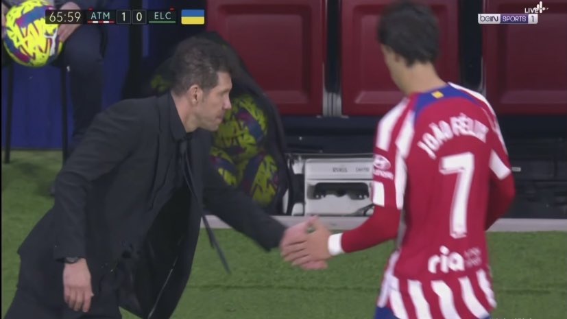 La tensión es clara en el Atletico de Madrid: El saludo entre Simeone y Joao Felix al ser reemplazado