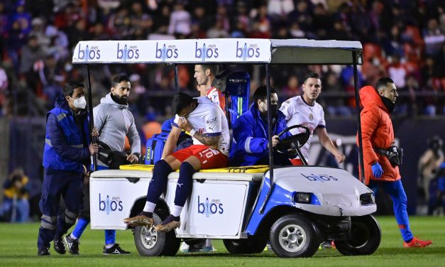 Preocupación en México: Alexis Vega sale llorando y lastimado en el San Luis – Chivas
