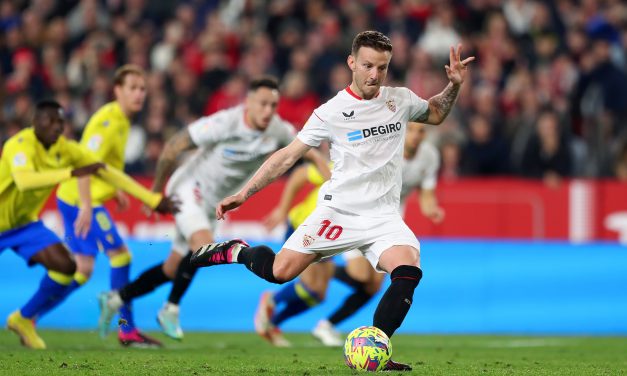 Rakitic rescata al Sevilla ante el Cádiz y le da alivio a todo el Sánchez Pizjuan