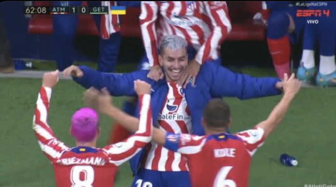 Nunca antes visto en la historia: Ángel Correa celebró su gol gracias al VAR cuando ya estaba en el banco de suplentes