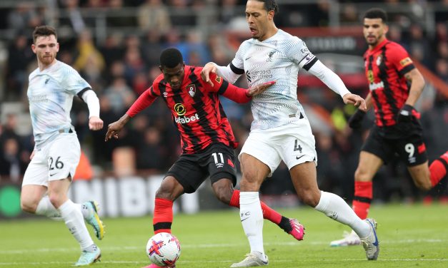 Era el defensor más caro del mundo, su equipo se hunde en la Premier League y ahora nadie lo quiere