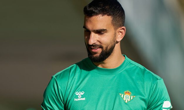 Martín Montoya pone rumbo a Grecia y abandona el Betis