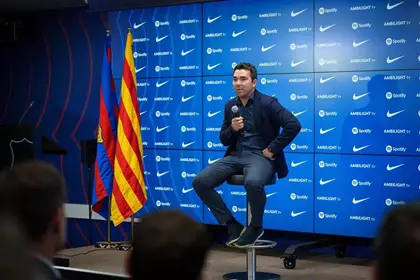 Deco viene con ideas claras y lanza dardos a Xavi