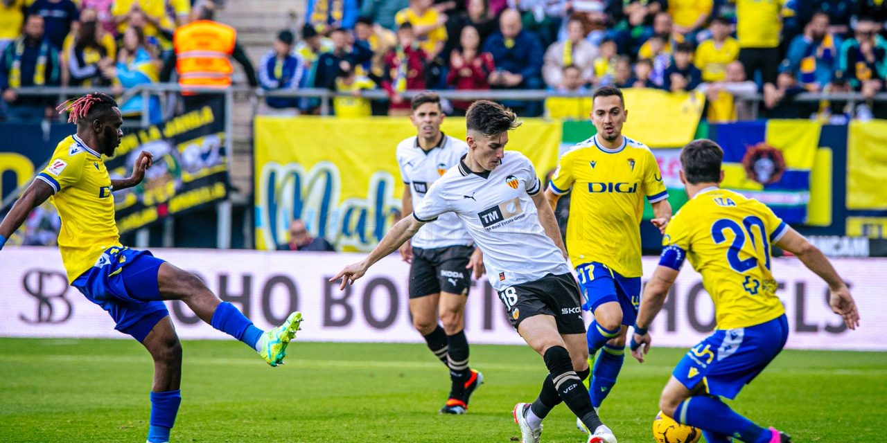 El Cádiz no da pie con bola ante el Valencia