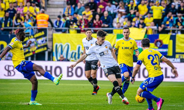 El Cádiz no da pie con bola ante el Valencia