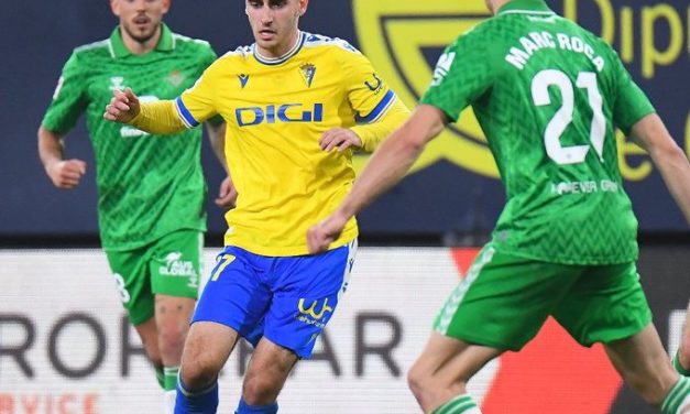 (0 vs 2) El submarino amarillo se hunde y el Betis va a por los puestos europeos