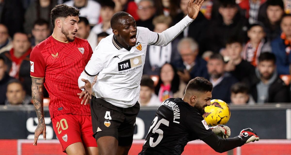 Crónica: Valencia CF 0-0 Sevilla FC: empate en el clásico de las urgencias